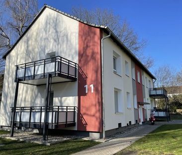 Günstige und frisch tapezierte Wohnung mit Balkon ! - Foto 1