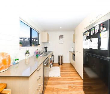 PREFECT LOCATION + MODERN STYLE HOME - Photo 2