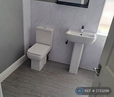 1 bedroom in a house share to rent - Photo 2