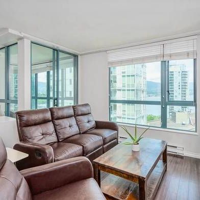 NW Corner Suite w/ Solarium at Prestigious Pointe Claire, Coal Harbour - Photo 4