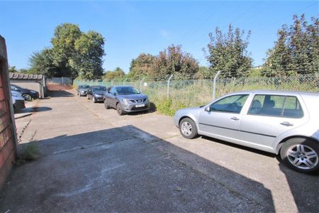 2 bedroom maisonette to rent - Photo 5