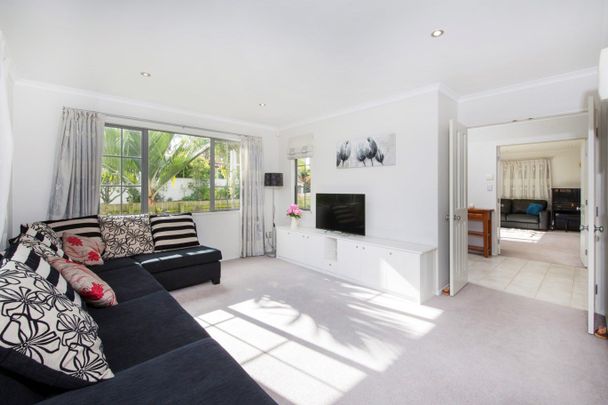 6-BEDROOM IN BOTANY COLLEGE - Photo 1