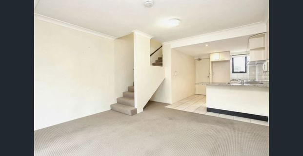 Stylish, Modern And Light Filled Apartment Just Minutes To The Train Station - Photo 1