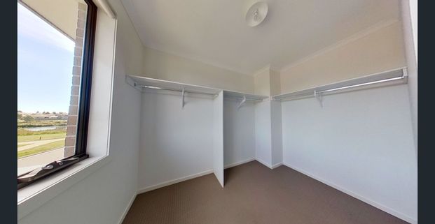 Exceptional Double Storey Home In Ideal Location ! - Photo 1