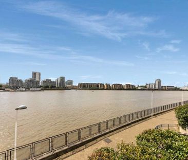 Beautifully presented 2 double bedroom river facing apartment to rent in the superb St David's Square development. - Photo 4