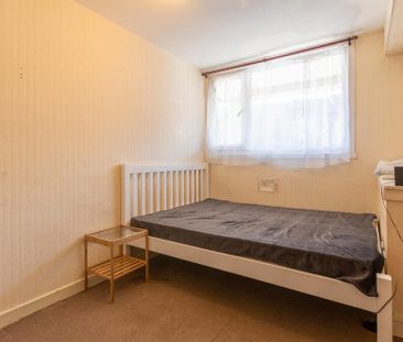 3 bedroom flat to rent - Photo 4