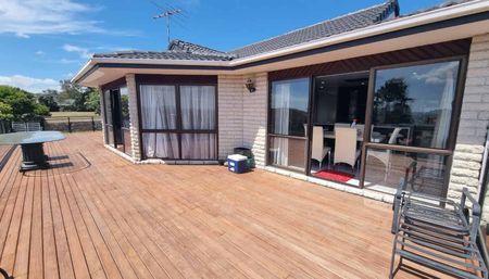 Modern 5 Bedroom Unit with views of Auckland - Photo 5