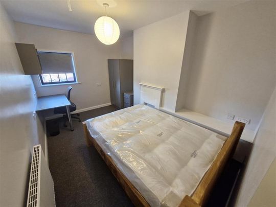 5 bedroom flat to rent - Photo 1