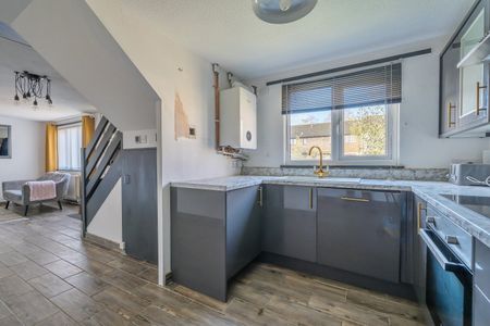 Hampstead Close, London, SE28 - Photo 2