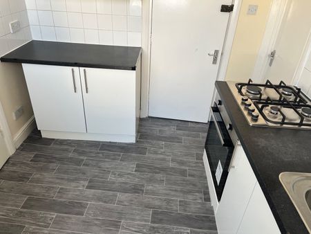 Studio Flat, High Road, IG1 - Photo 4