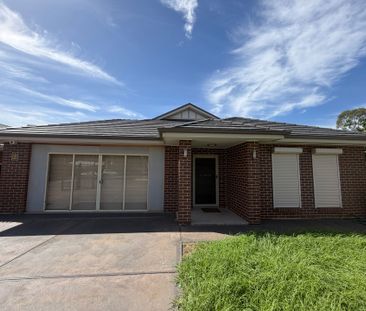 Spacious Family Living in Sought after Location! - Photo 1