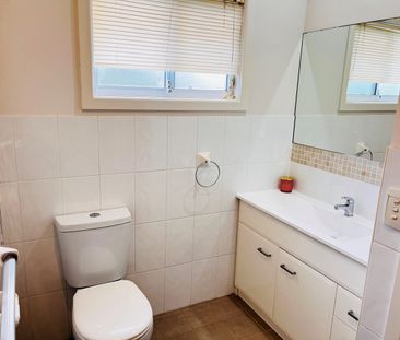 Spacious family home in prime location - Photo 5