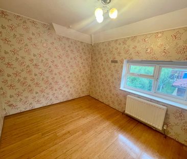 Welcome to this charming terraced house. Boasting three bedrooms, a... - Photo 5