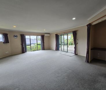 Spacious Three-Bedroom Home in Welcome Bay - Welcome Bay - Photo 1