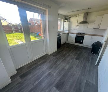 3 bedroom end of terrace house to rent - Photo 2