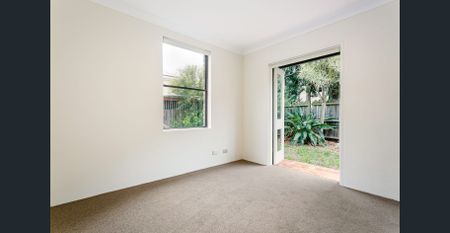 Beautifully Renovated Three Bedroom Townhouse - Photo 2