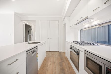 Stunning Brand New 5 Bedroom Family Home in Marsden Park - Photo 3