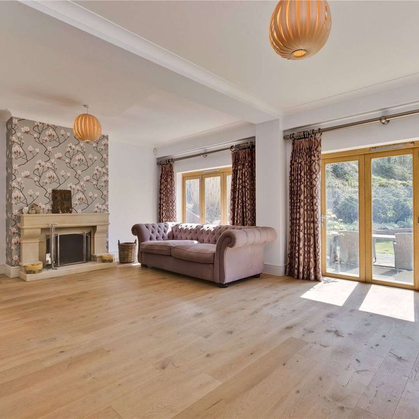 A wonderful country home set in an idyllic rural location, beautifully finished to offer cosy country living. - Photo 1