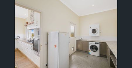 Victorian-Inspired Home with Breathtaking Valley Views – 6-Month Lease - Photo 2