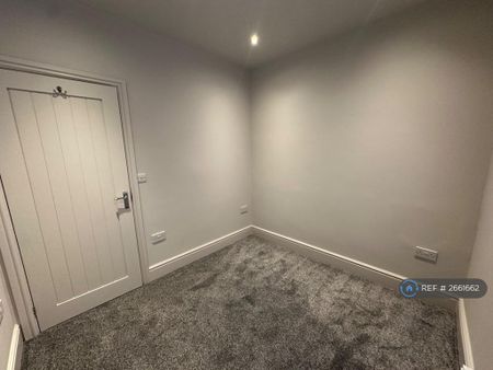 3 bedroom flat to rent - Photo 3