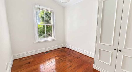 Family Haven with Studio Apartment - Photo 2