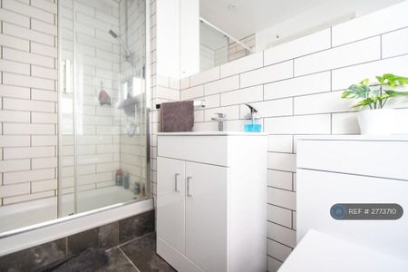 1 bedroom in a house share to rent - Photo 4