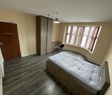 8 bedroom semi-detached house to rent - Photo 5