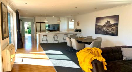 Beautifully renovated fully furnished spacious family home in Prime Location! - Photo 3