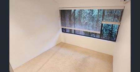 Two bedroom renovated townhouse - Photo 2