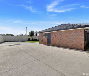 Spacious three bedroom two bathroom home in quiet court location - Photo 6