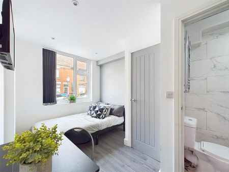 1 bedroom in a house share to rent - Photo 2