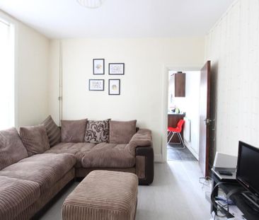 5 bedroom end of terrace house to rent - Photo 1