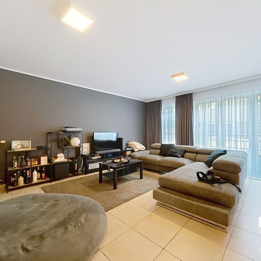 RUIM APPARTEMENT MET TERRAS, 2 SLAAPKAMERS EN PARKEERPLAATS IN HET CENTRUM VAN HASSELT - Foto 1