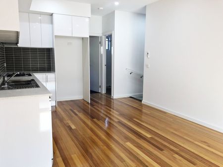 2/10 Lorensen Avenue, Coburg North VIC 3058 - Photo 2