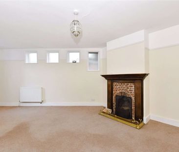 Lovely cottage in great position with garden and garage - Photo 1