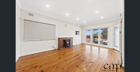 AVAILABLE NOW ! 3 bedroom family home - Photo 3