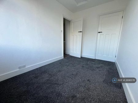 3 bedroom end of terrace house to rent - Photo 4
