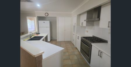 Large 4 bedroom plus study, 2 bathroom home + solar panels! - Photo 5