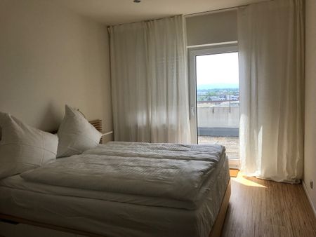 PANORAMABLICK: Moderne 2-Zimmer-Penthousewohnung mit Dachterasse und 2 Balkonen in der Südweststadt - Photo 4