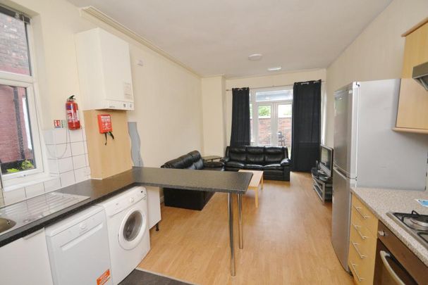 6 bedroom terraced house to rent - Photo 1
