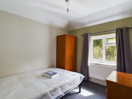 5 bedroom semi-detached house to rent - Photo 4