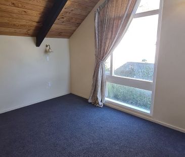 Charming 3BR Home with Sea Views - Photo 6