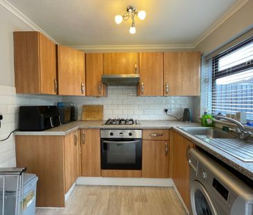 2 bedroom Semi-Detached House to let - Photo 4