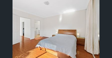 Spacious Three-Bedroom Townhouse with Double Garage and Large Private Courtyard - Photo 5