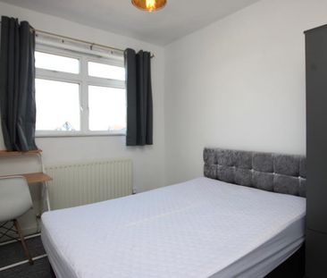 4 bedroom semi-detached house to rent - Photo 4