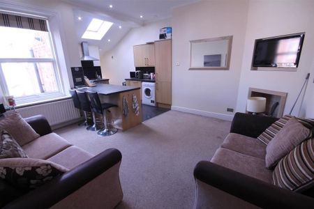 3 bedroom flat to rent - Photo 4