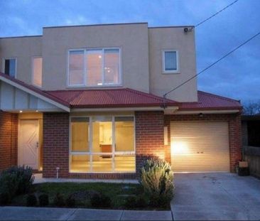 33B Fawkner Crescent, Keilor East VIC 3033 - Photo 2