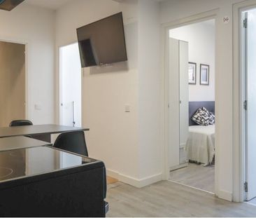 Beautiful and luminous room in Madrid. - Photo 2