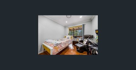 Spacious Three-Bedroom Home with Double Garage in a Peaceful, Leafy Neighbourhood - Photo 5