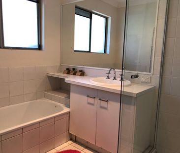 20 Bendigo Cres, Tallai QLD 4213 - House For Rent | Domain - Photo 4